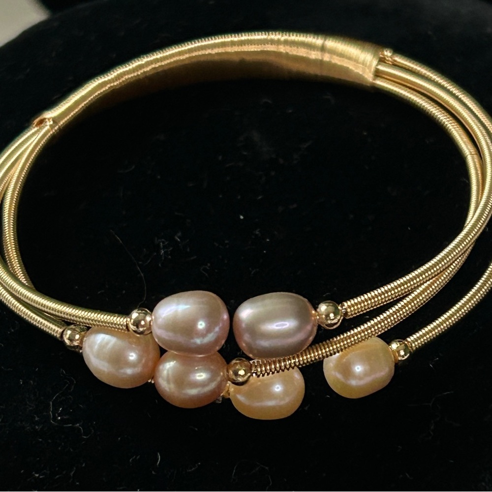 Gold coiled bracelet with pink freshwater, cultured pearls